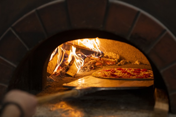Pizza cotta in un tradizionale forno a legna.