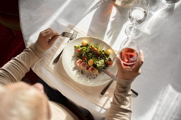 Uomo seduto al tavolo di un ristorante.