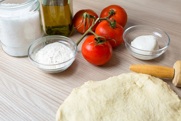 Ingredienti base per la pizza.